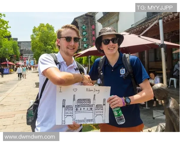 香港足球明星队黄子佼带领球队勇闯赛场展现风采与激情